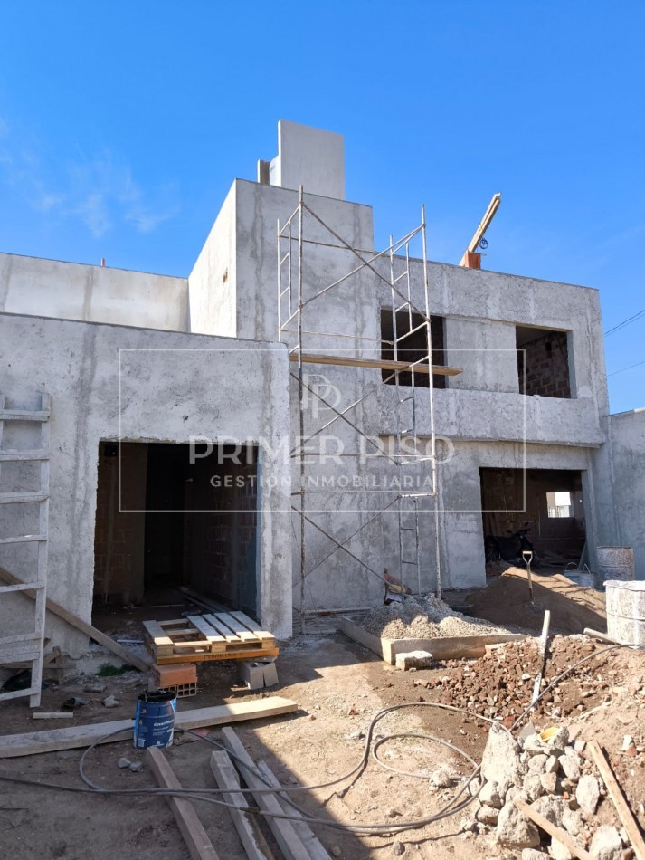 PRE VENTA / CASA / BARRIO COSTA DE ORO - VILLA NUEVA